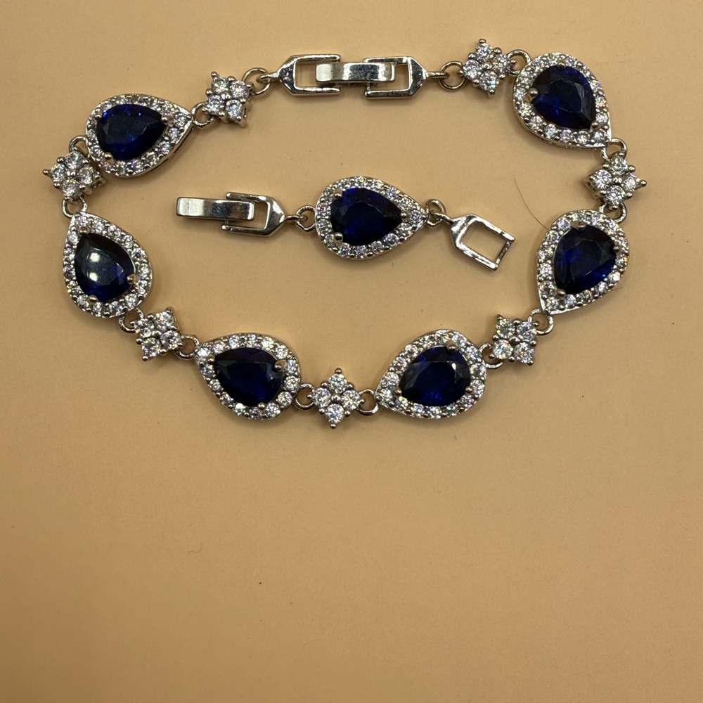 Chic Teardrop Bracelet with Blue and Silver Accents - Picture 2 of 5